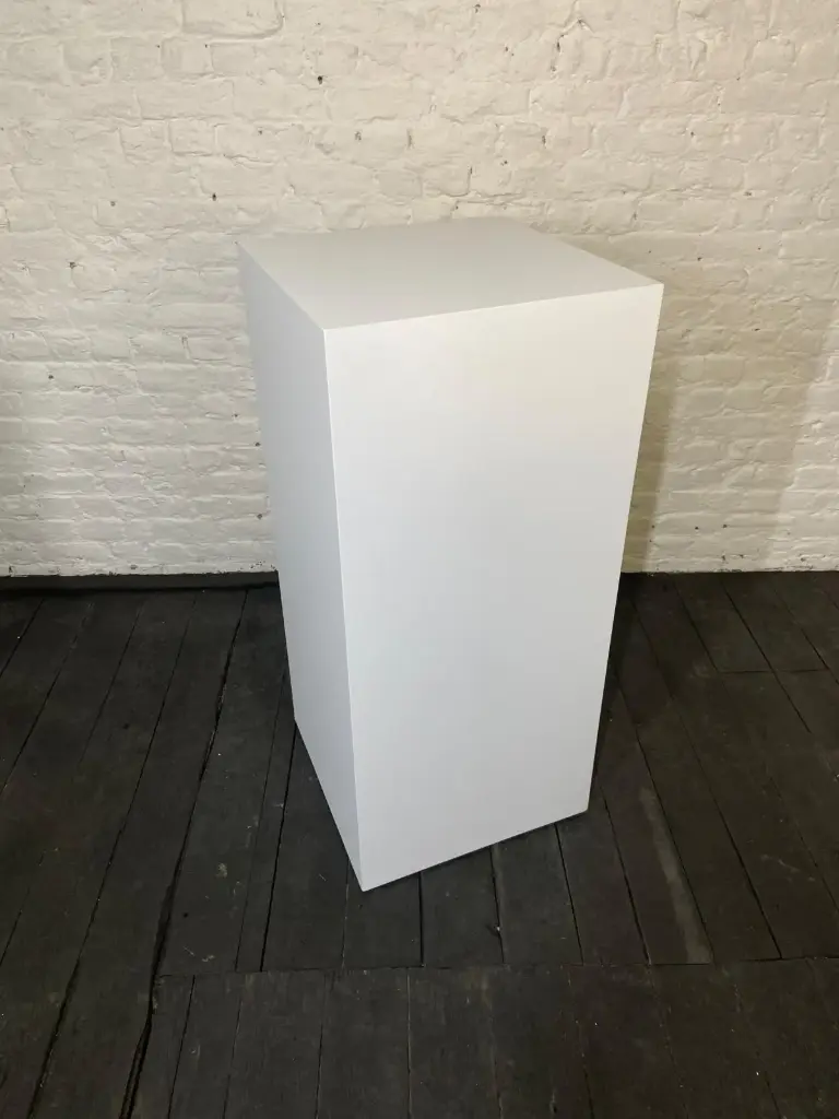 Socle en stock - H100/50/50 cm - Blanc