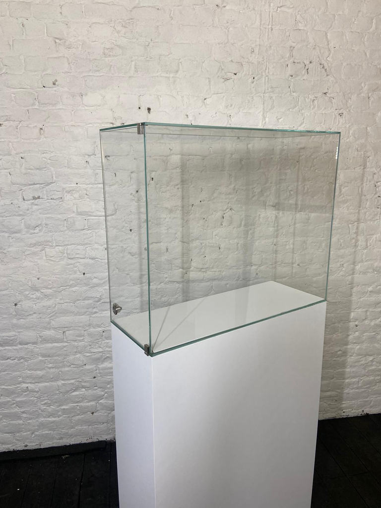 Vitrine in voorraad - H65/80/30 cm - Heel helder glas - (Sokkel niet inbegrepen)