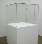 Display case in stock - H80/100/100 cm in glass / Plinth H 93/102/102 cm - White - Assembled and dismantled by us Delivery/assembly/dismantling/removal included