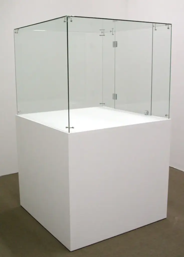 Vitrine en stock - H80/100/100 cm en verre / Socle H 93/102/102 cm - Blanc - Montage / Démontage par nos soins Livraison/Montage/Démontage/enlèvement compris