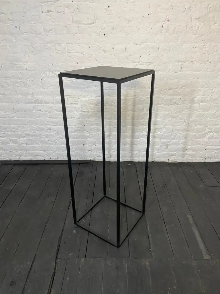 Standard metal plinth - H110/40/40 cm - Black