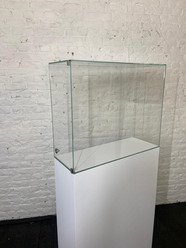[P0231] Display case in stock - H65/80/30 cm - Extra clear glass - (Plinth not included)