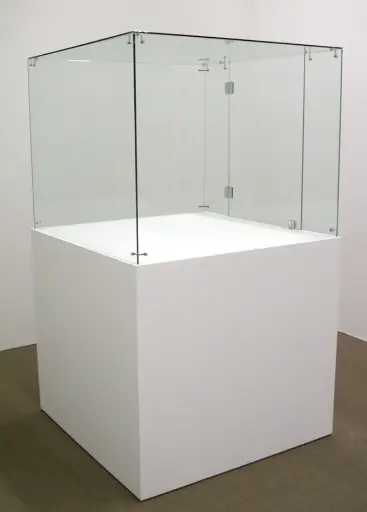 Vitrine en stock - H80/100/100 cm en verre / Socle H 93/102/102 cm - Blanc - Montage / Démontage par nos soins Livraison/Montage/Démontage/enlèvement compris